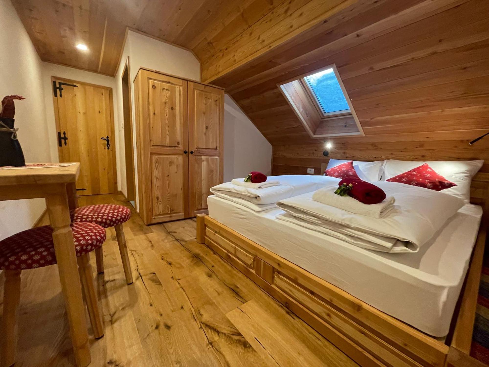 Hotel Surc Kranjska Gora Bilik gambar